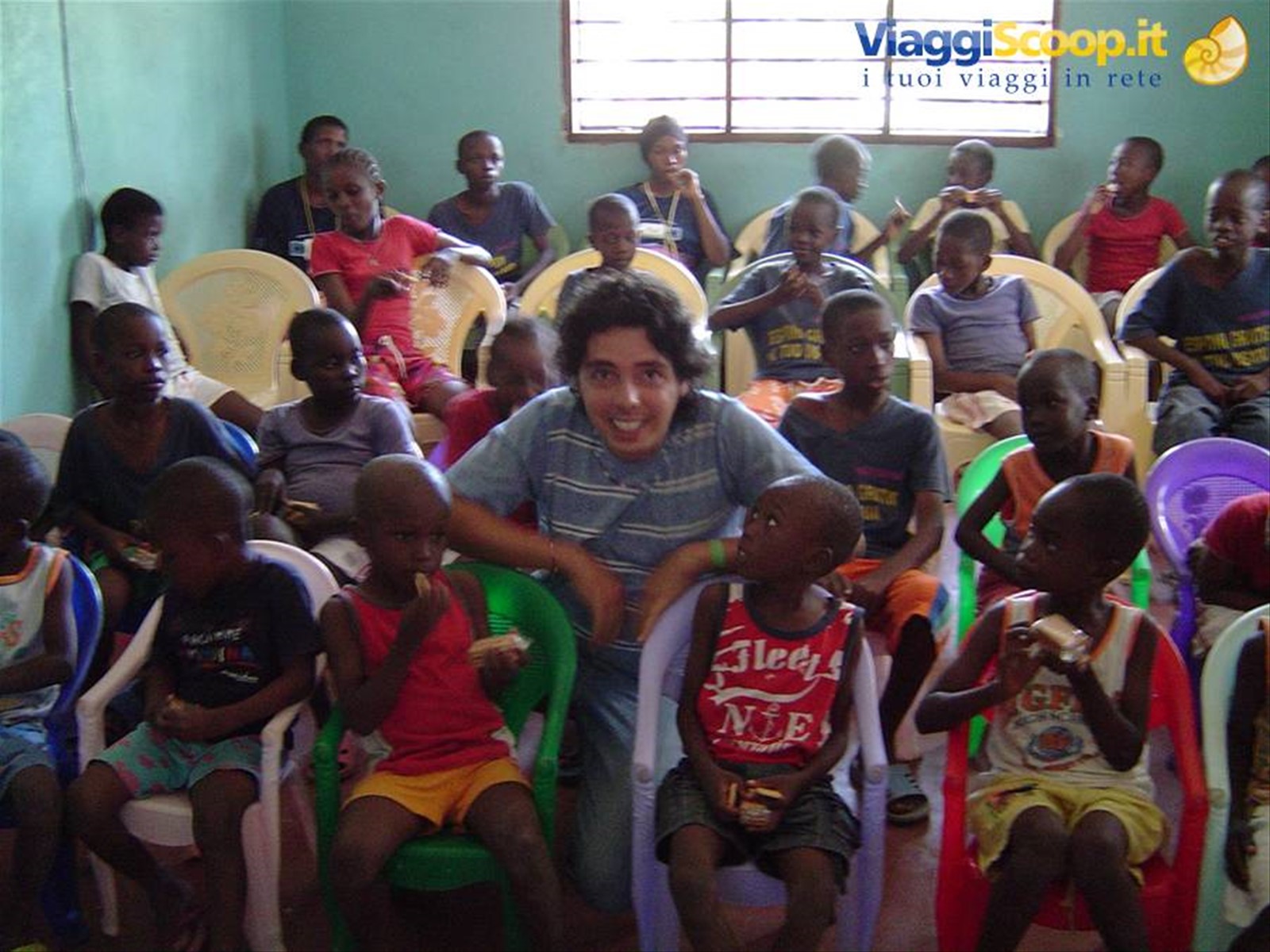 mio marito che gioca con i bimbi dell'orfanotrofio di Malindi