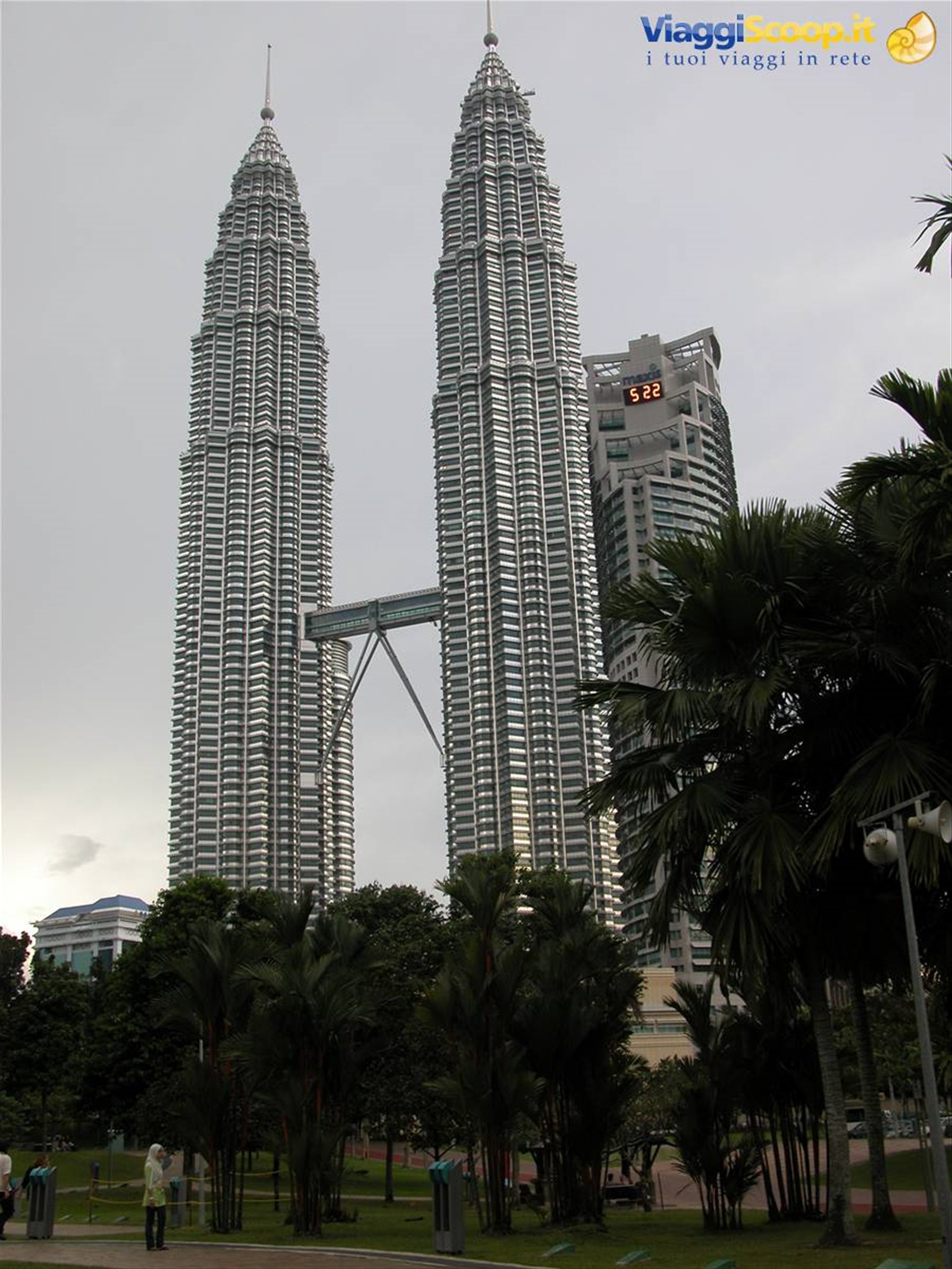 LE PETRONAS TWIN TOWERS