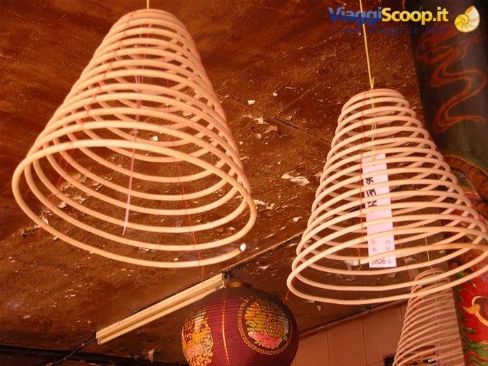 spirali di incenso appese al soffitto del tempio
