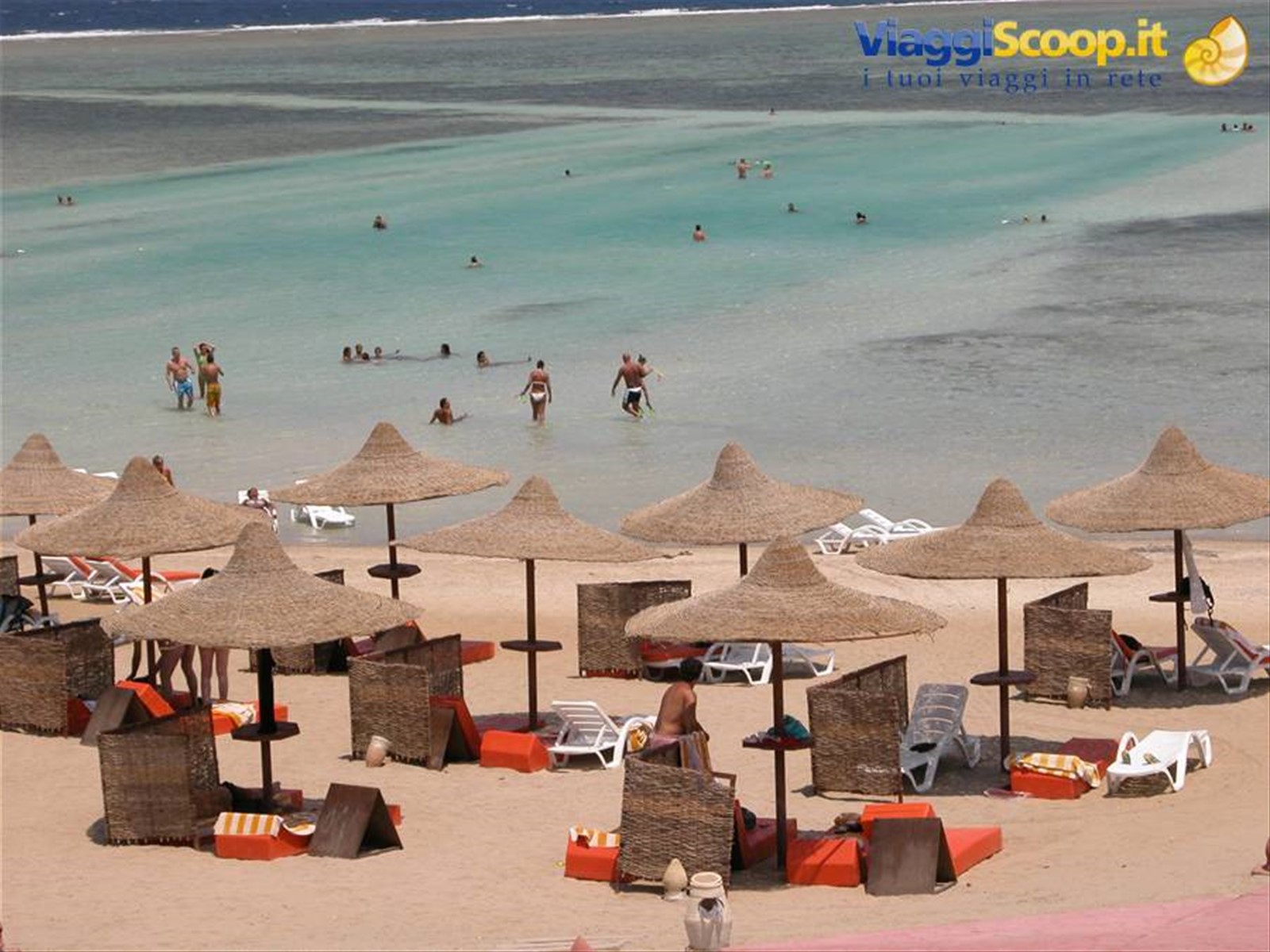 il mare davanti al villaggio