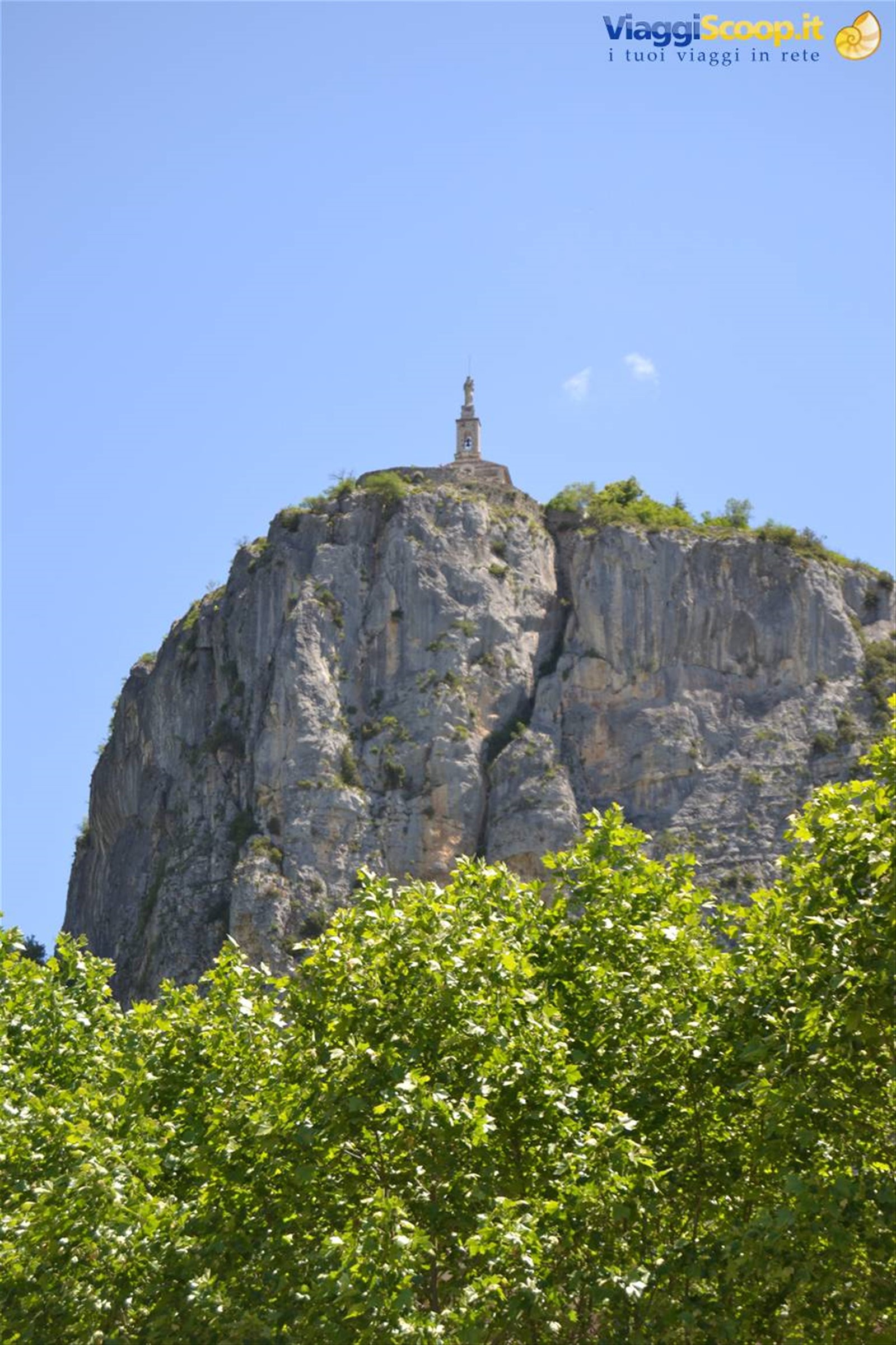 Castellane e la sua cappella abarbicata su un sottile sperone roccioso