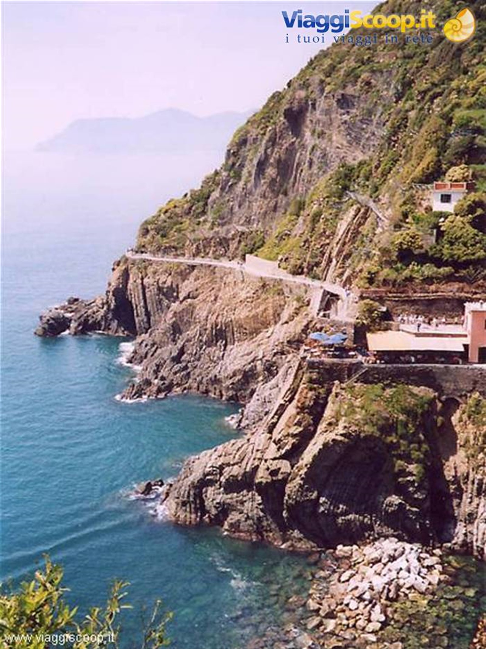 Riomaggiore, sullo sfondo la via dell'amore