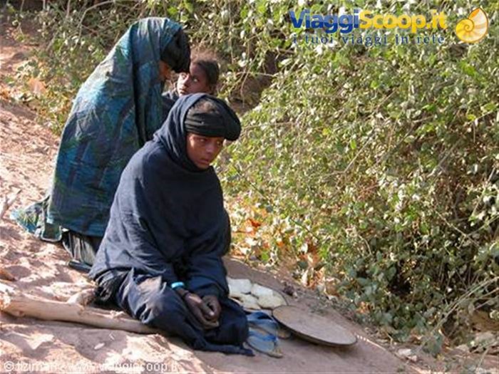 Le donne tuareg si occupano dei cammelli e del bestiame
