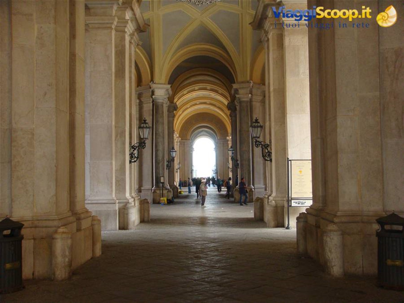 Il colonnato di ingresso