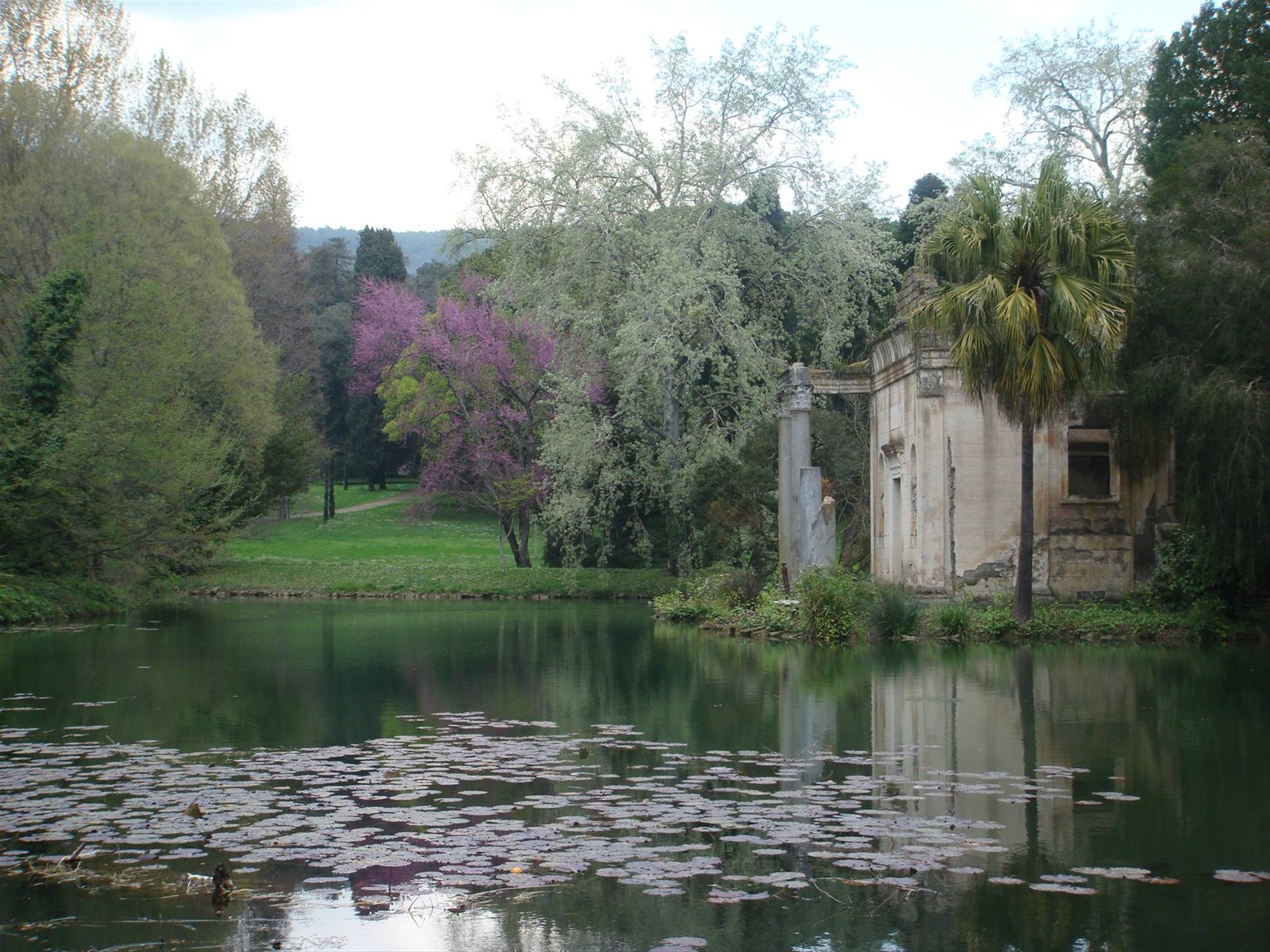 Il tempio all'interno del giardino all'inglese