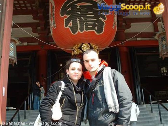 sotto la grande lanterna del Senso-ji