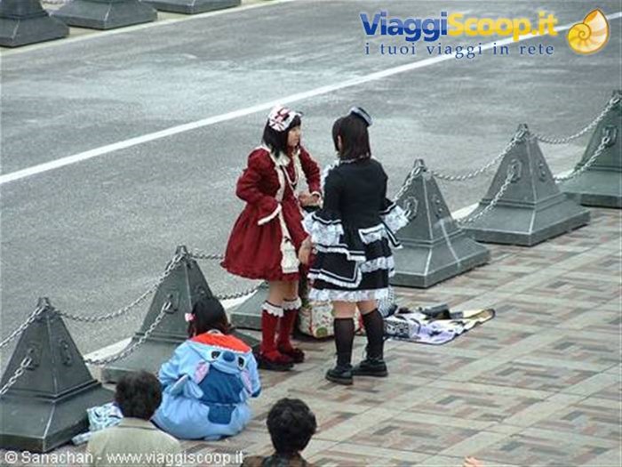 che simpatiche ragazze...quella seduta era vestita da Stich...