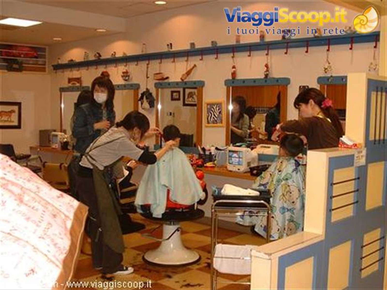 coiffeur per bimbi...guardavano doraemon seduti su macchinette