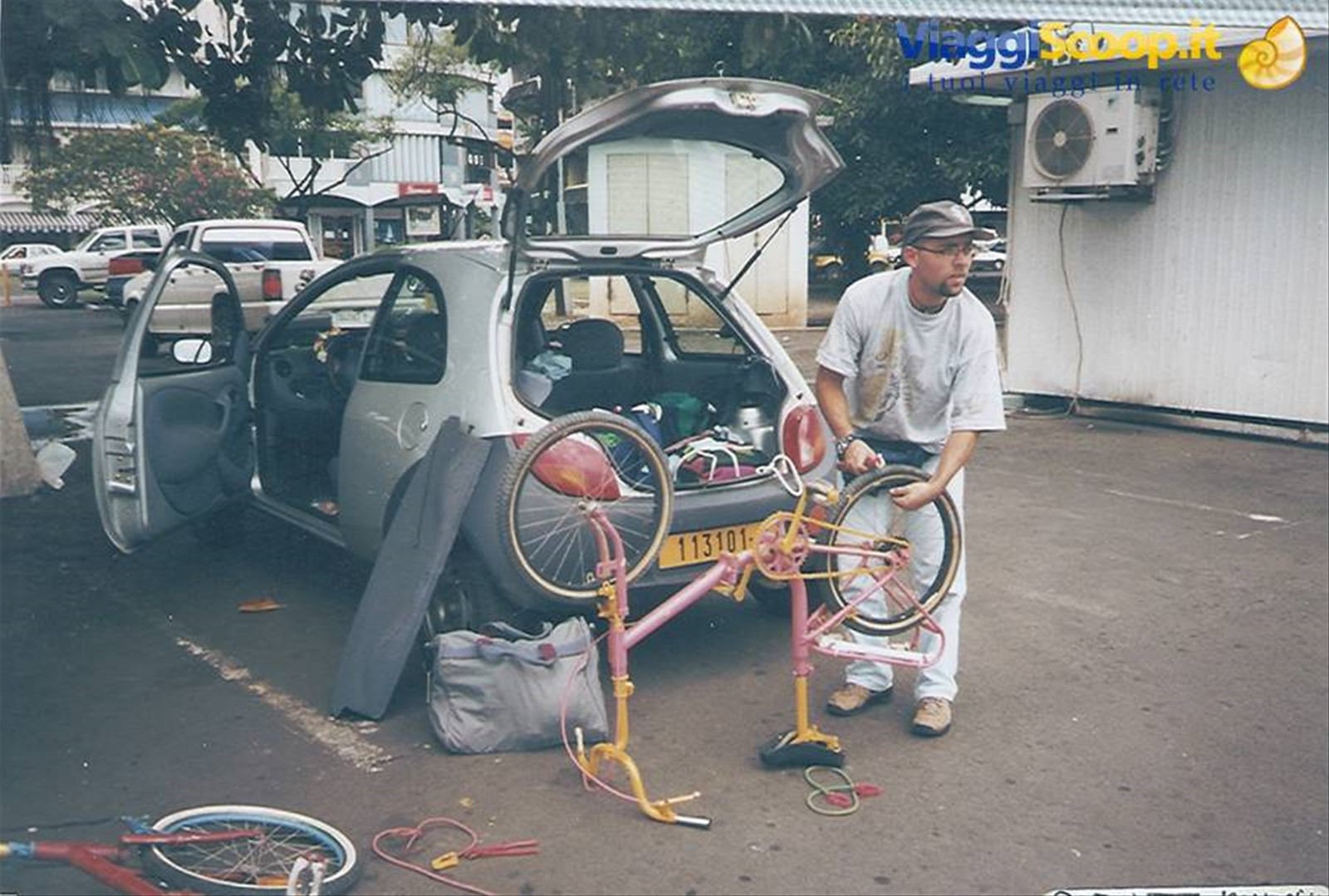 La ford KA e il montaggio delle bici graziella portate dall'Italia