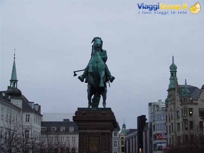 COPENHAGEN - La Statua equestre di Re Absalon,fondatore della Città