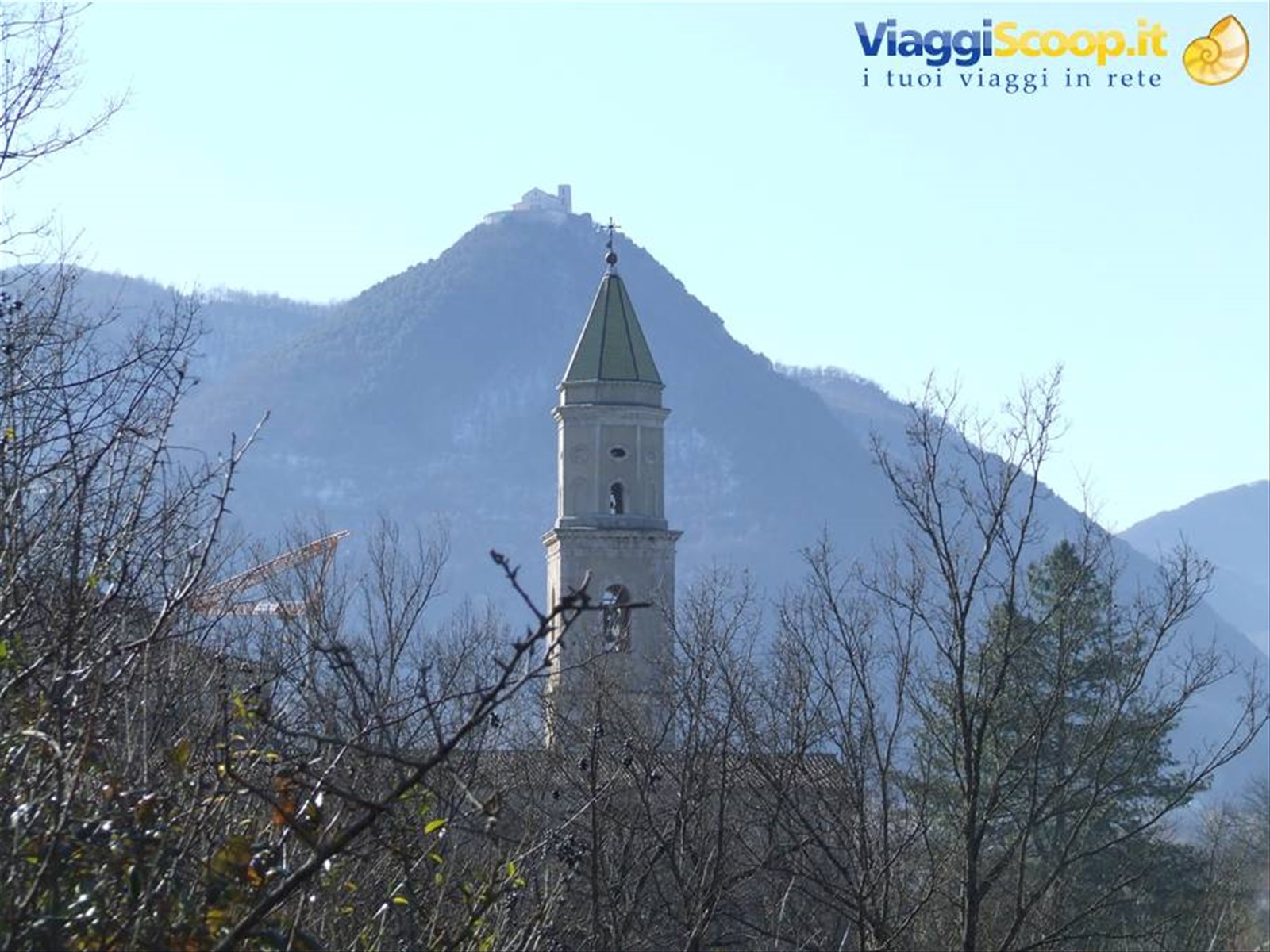 MONTELLA- Il campanile del Convento di S.Francesco e,sullo sfondo,il Santuario del S.S.Salvatore
