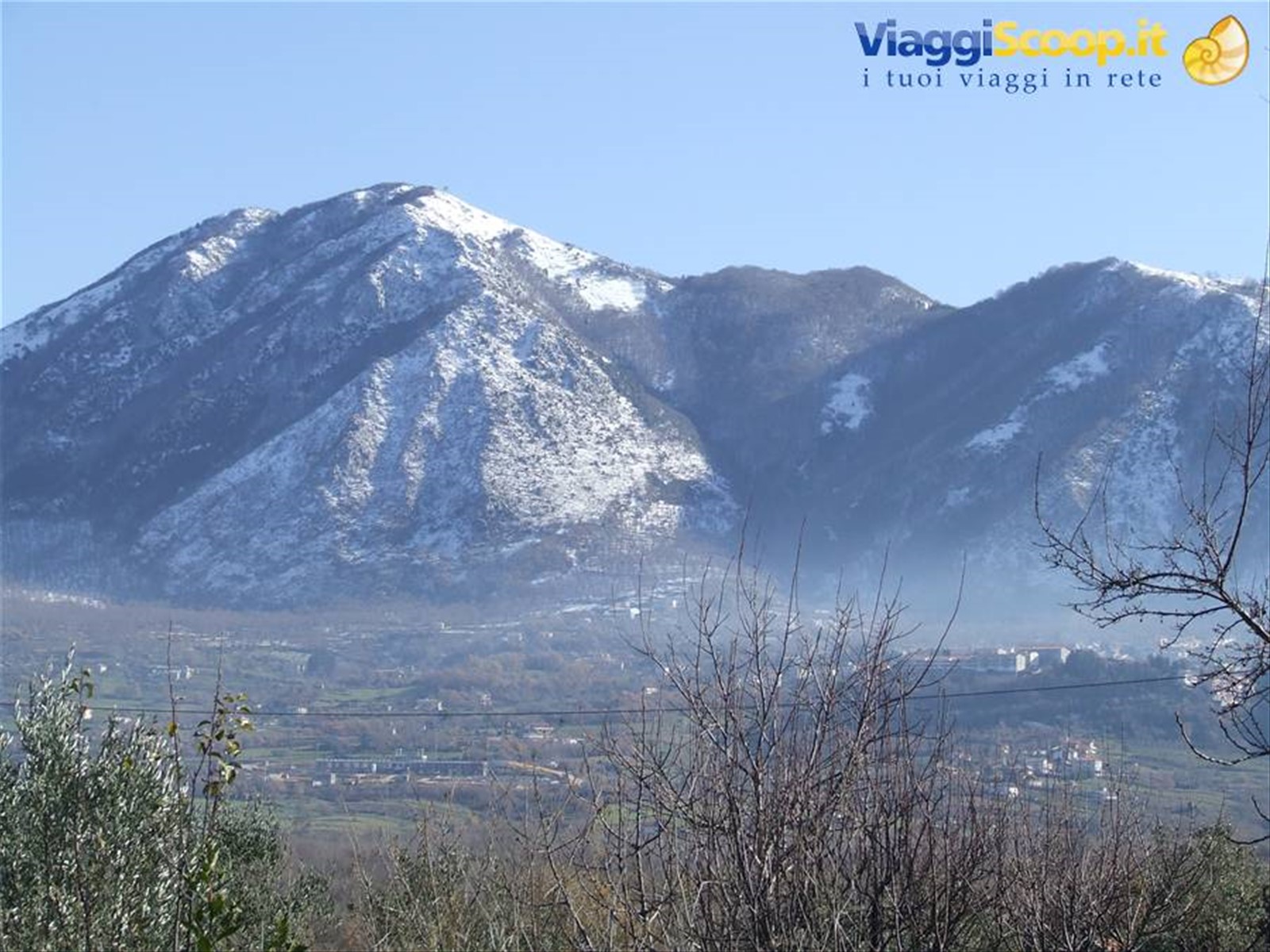 MONTELLA - Monte innevato domina il borgo di Bagnoli Irpino