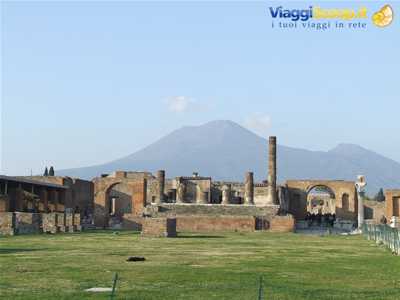 POMPEI - Il Foro e,sullo sfondo,il Vesuvio