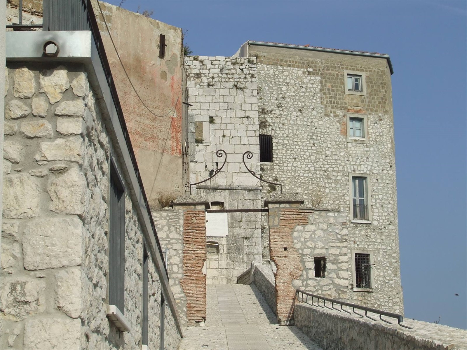 MONTESARCHIO - Castello