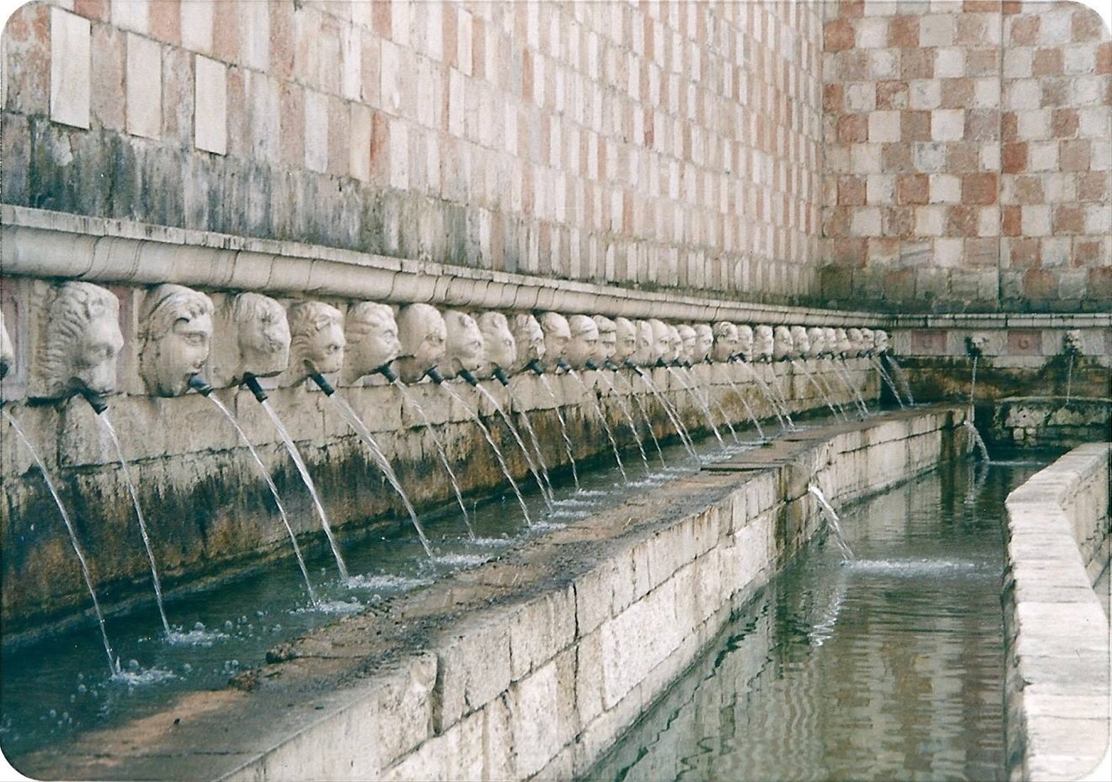 L'AQUILA - Fontana delle 99 cannelle