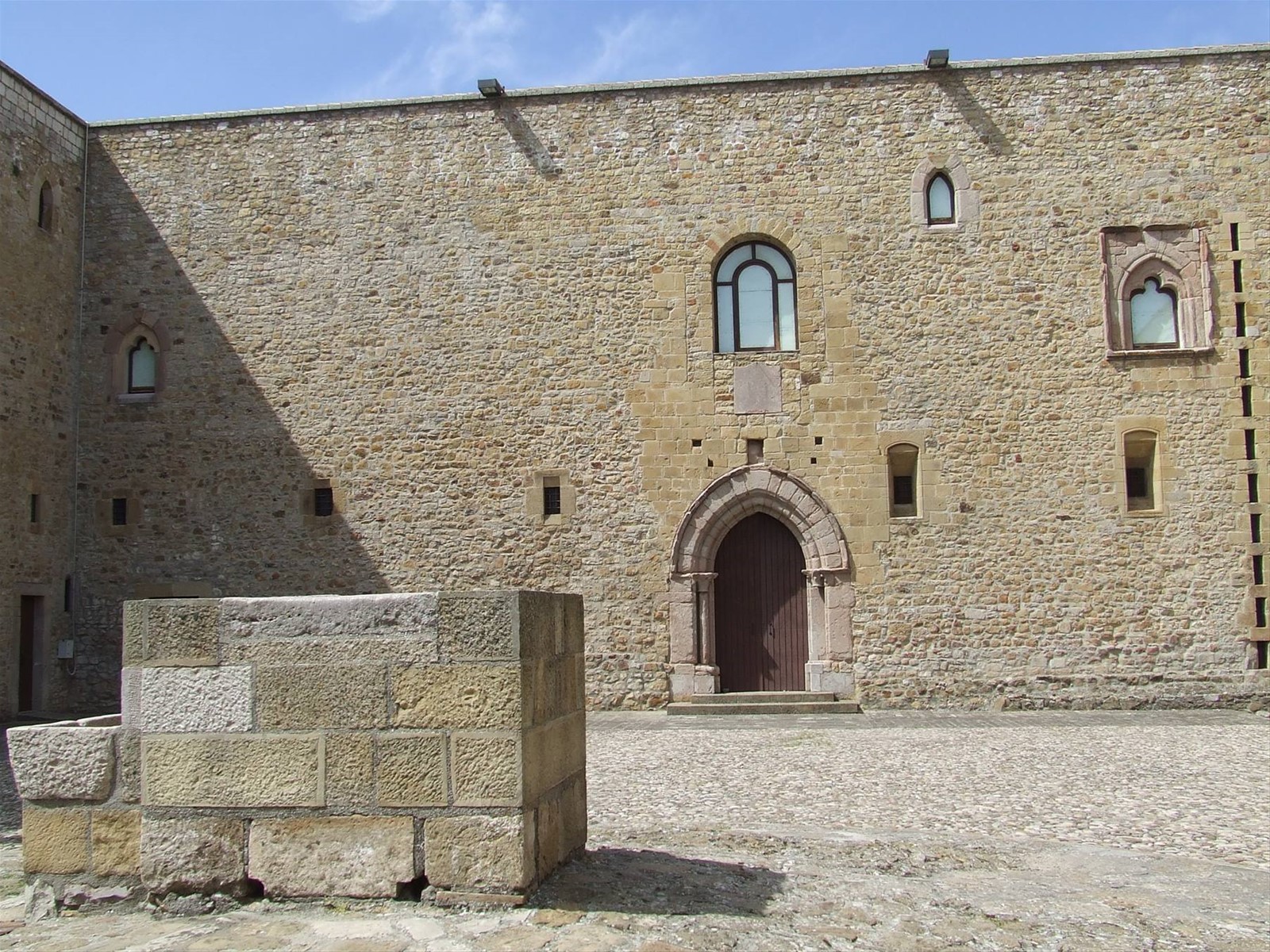 LAGOPESOLE - Castello federiciano