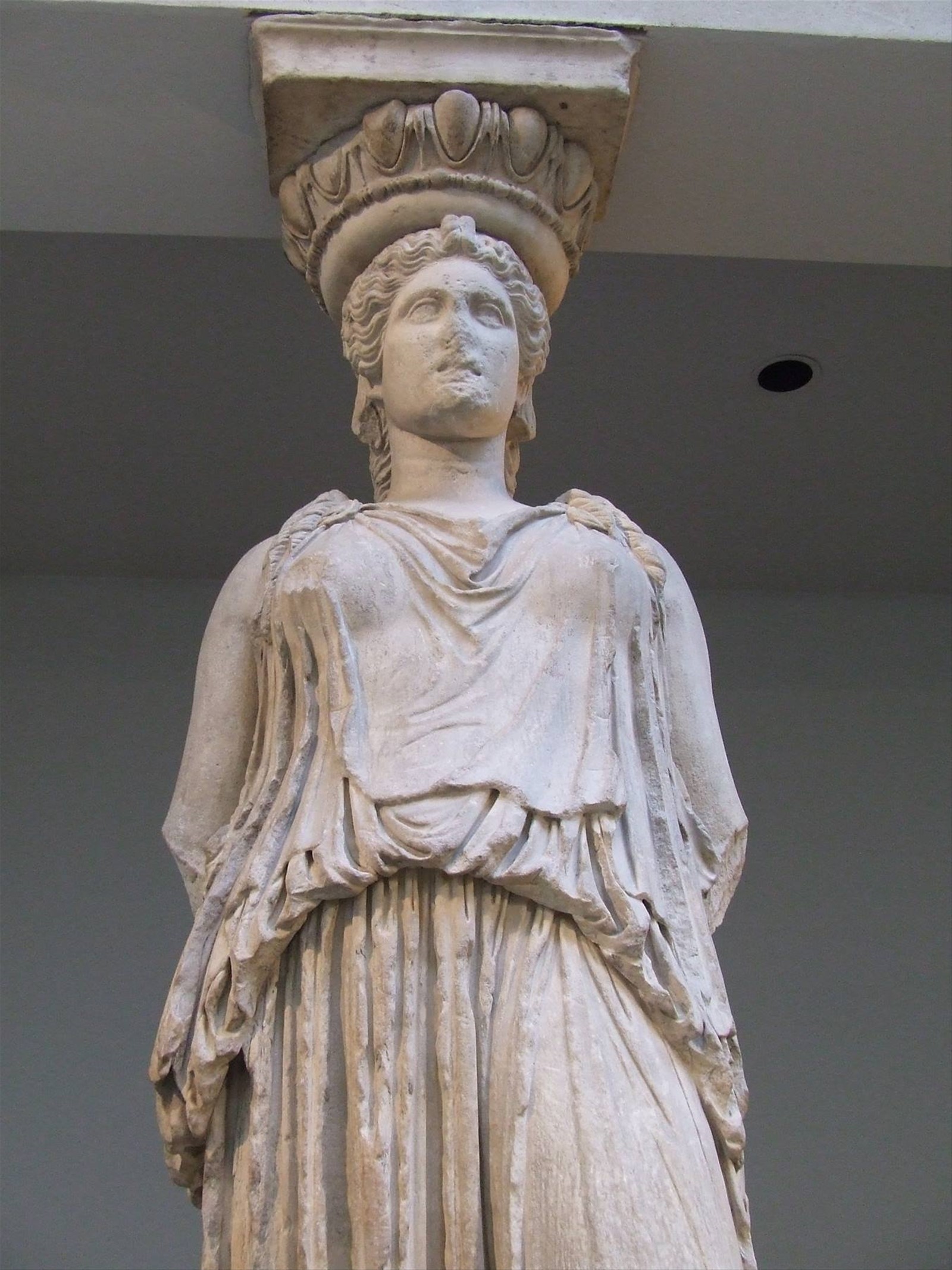 LONDRA - British Museum : Cariatide della Loggia dell'Eretteo al Partenone