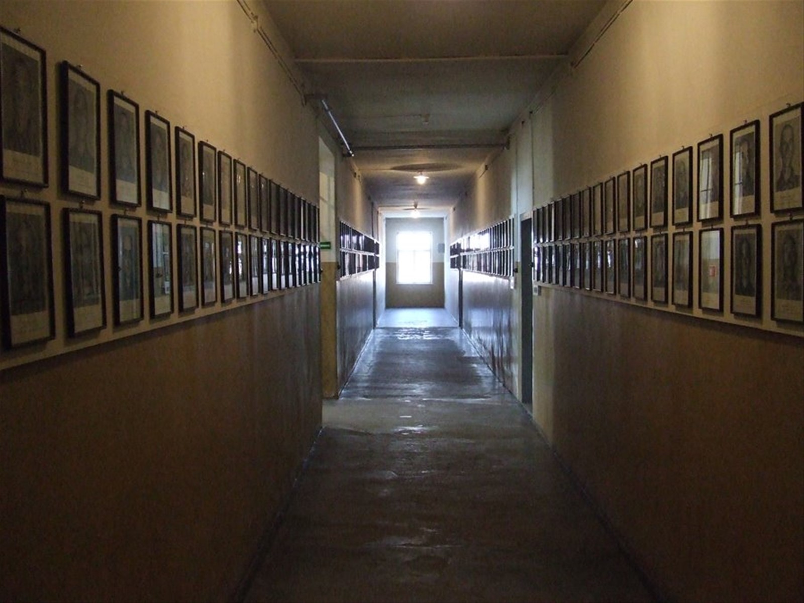 AUSCHWITZ