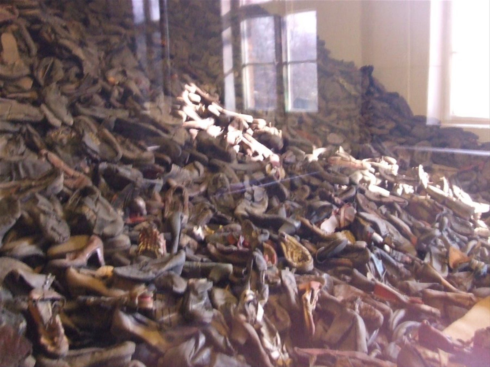AUSCHWITZ