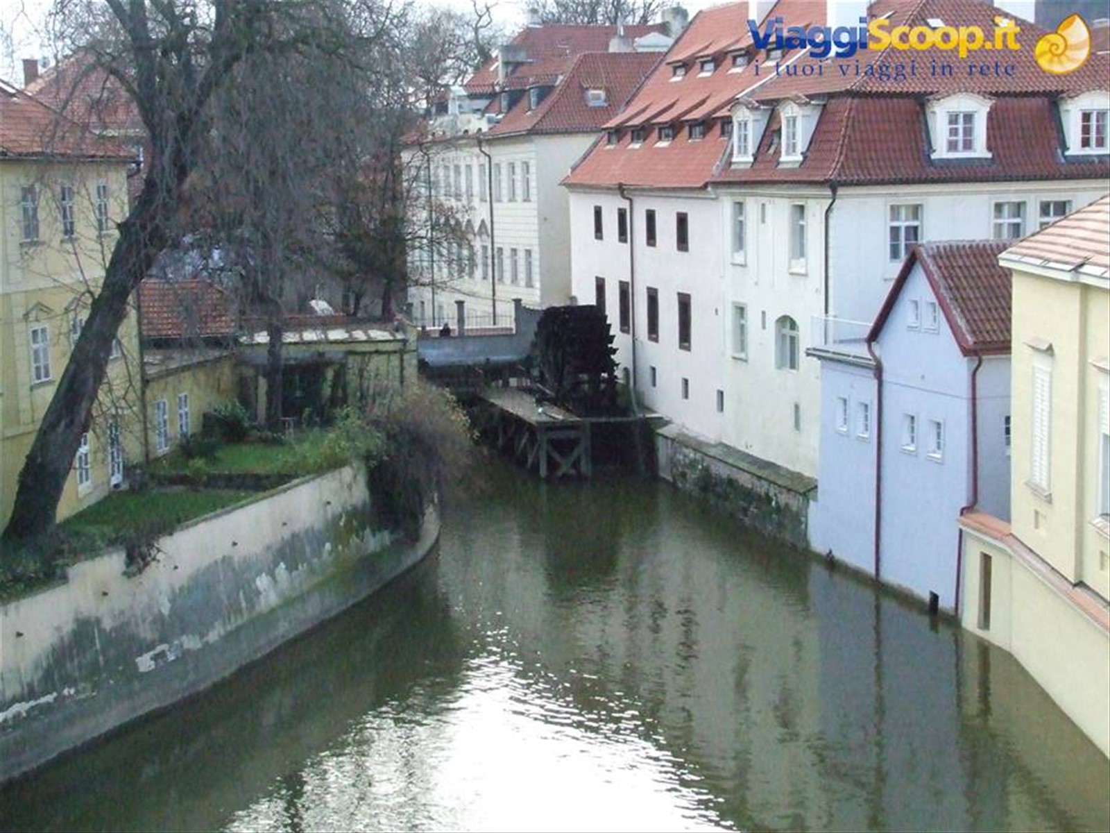 Suggestivo canale e vecchio mulino nel quartiere di Malastrana