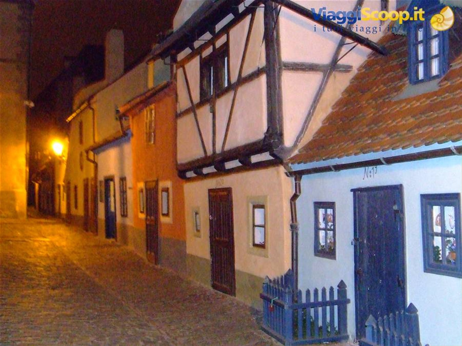 Il Vicolo d'Oro by night