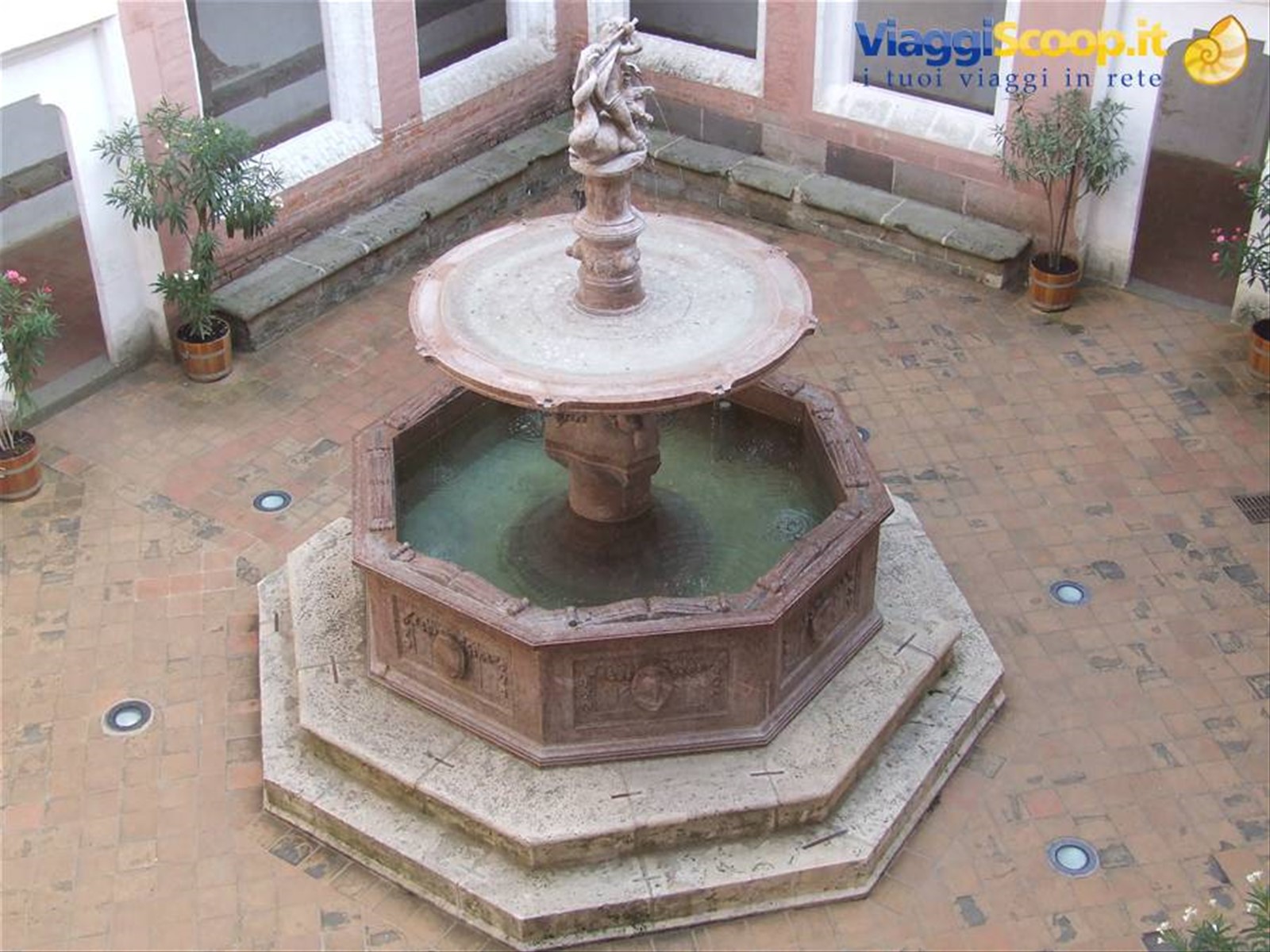 VISEGRAD - Fontana nel Palazzo Reale