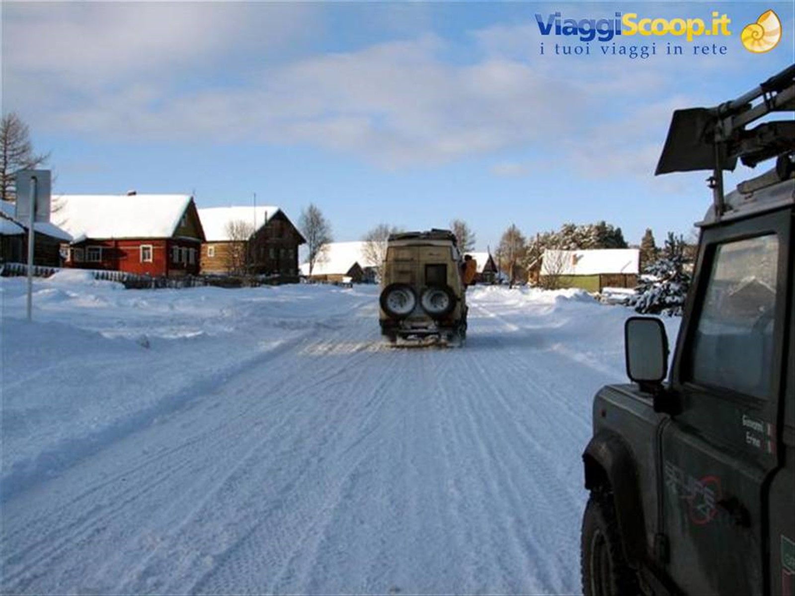 Attraversiamo piccoli villaggi di legno della Karelia
