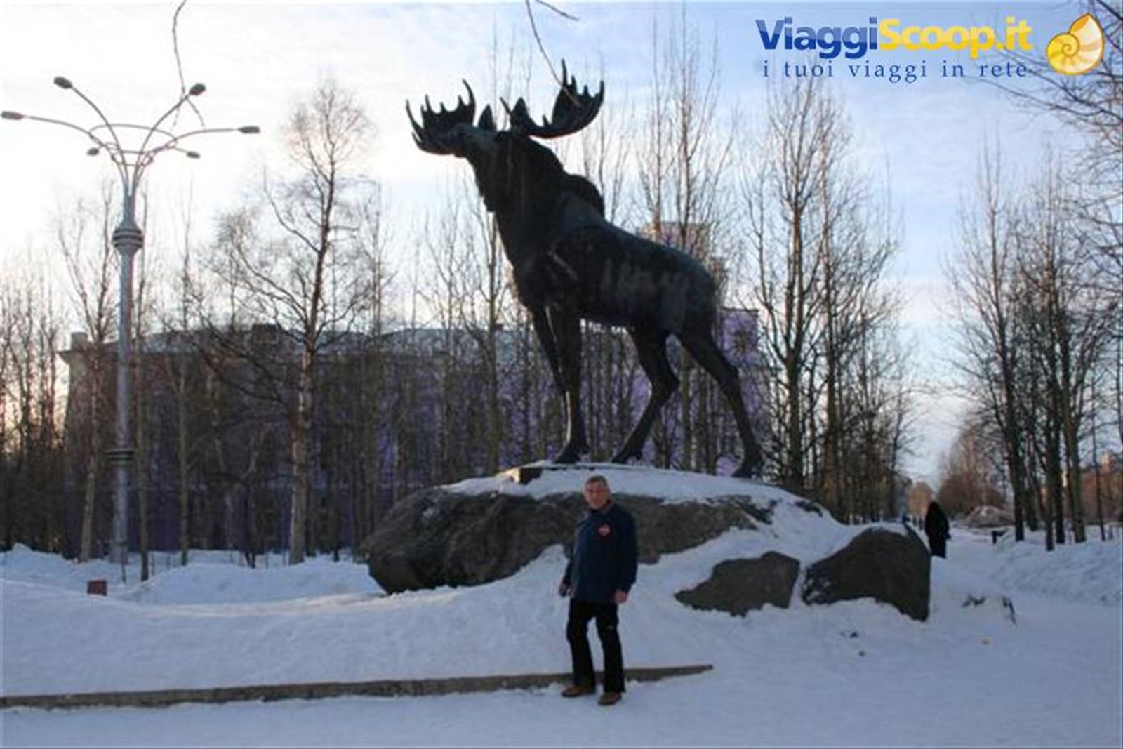 Monumento all'alce, nella piazza principale di Monchegorsk