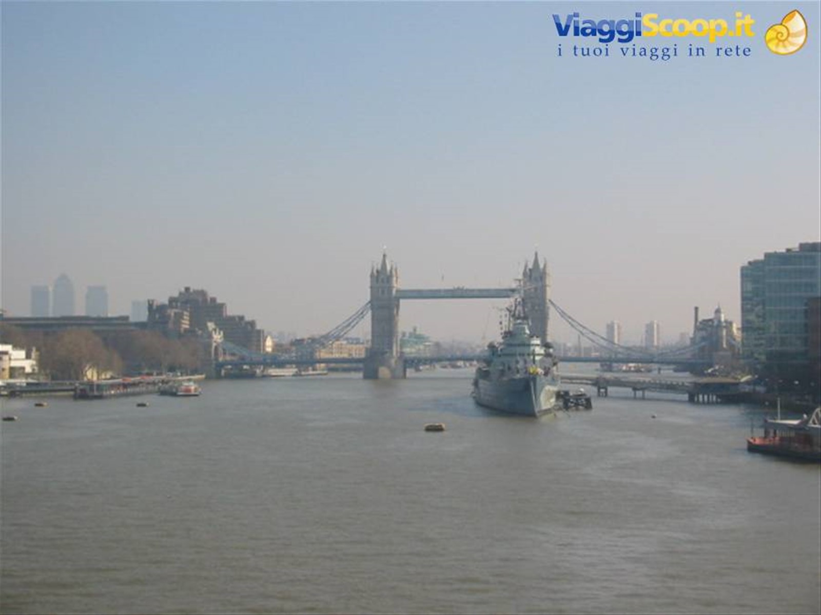 tower bridge sullo sfondo del tamigi