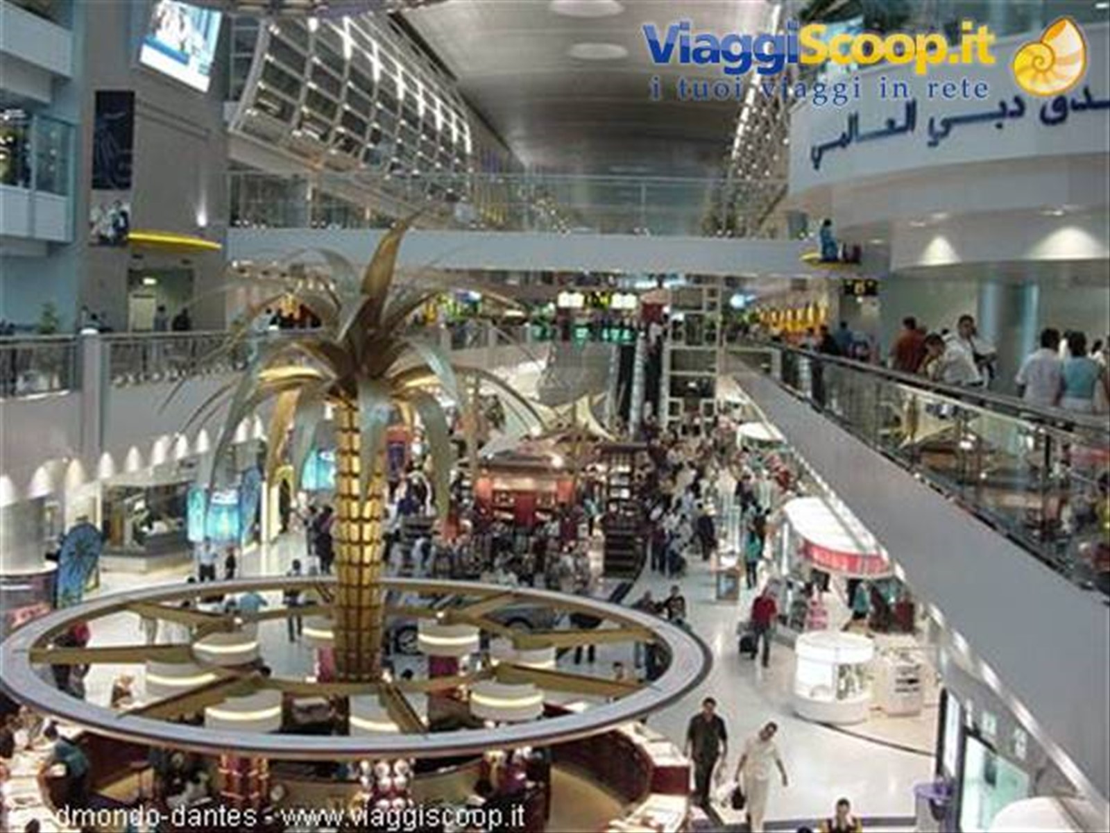 L'aeroporto di Dubai con la palma a lamine d'oro