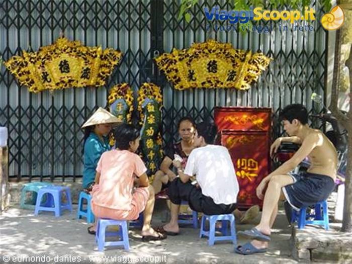 Venditori in strada ad Hanoi