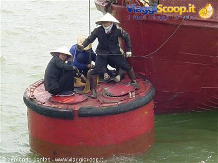 Lavoratori su una boa nella baia di Halong