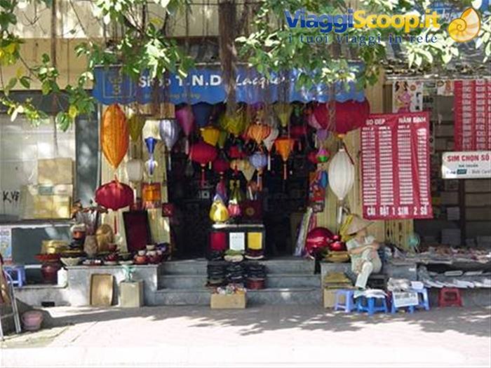 Vendita di lanterne ad Hanoi