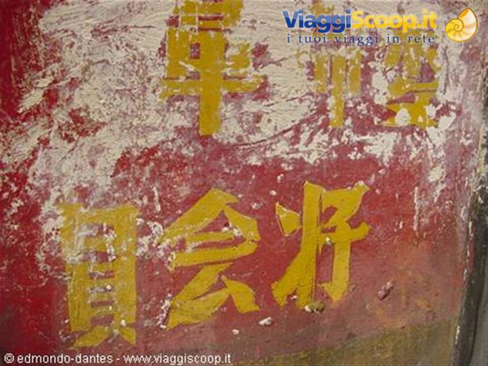 Graffiti in un monastero tibetano inneggianti alla Rivoluzione Culturale