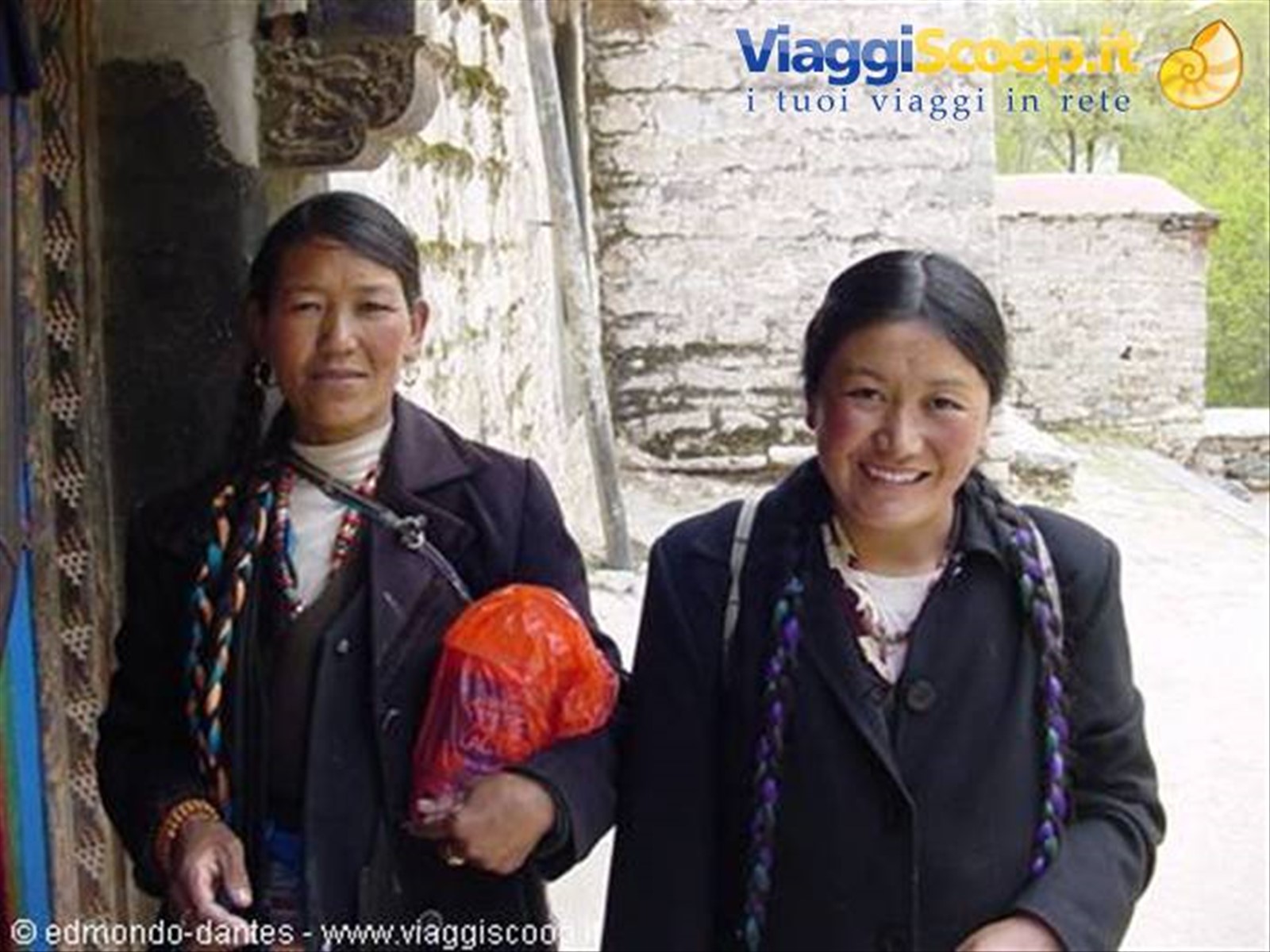 Pellegrine al monastero tibetano
