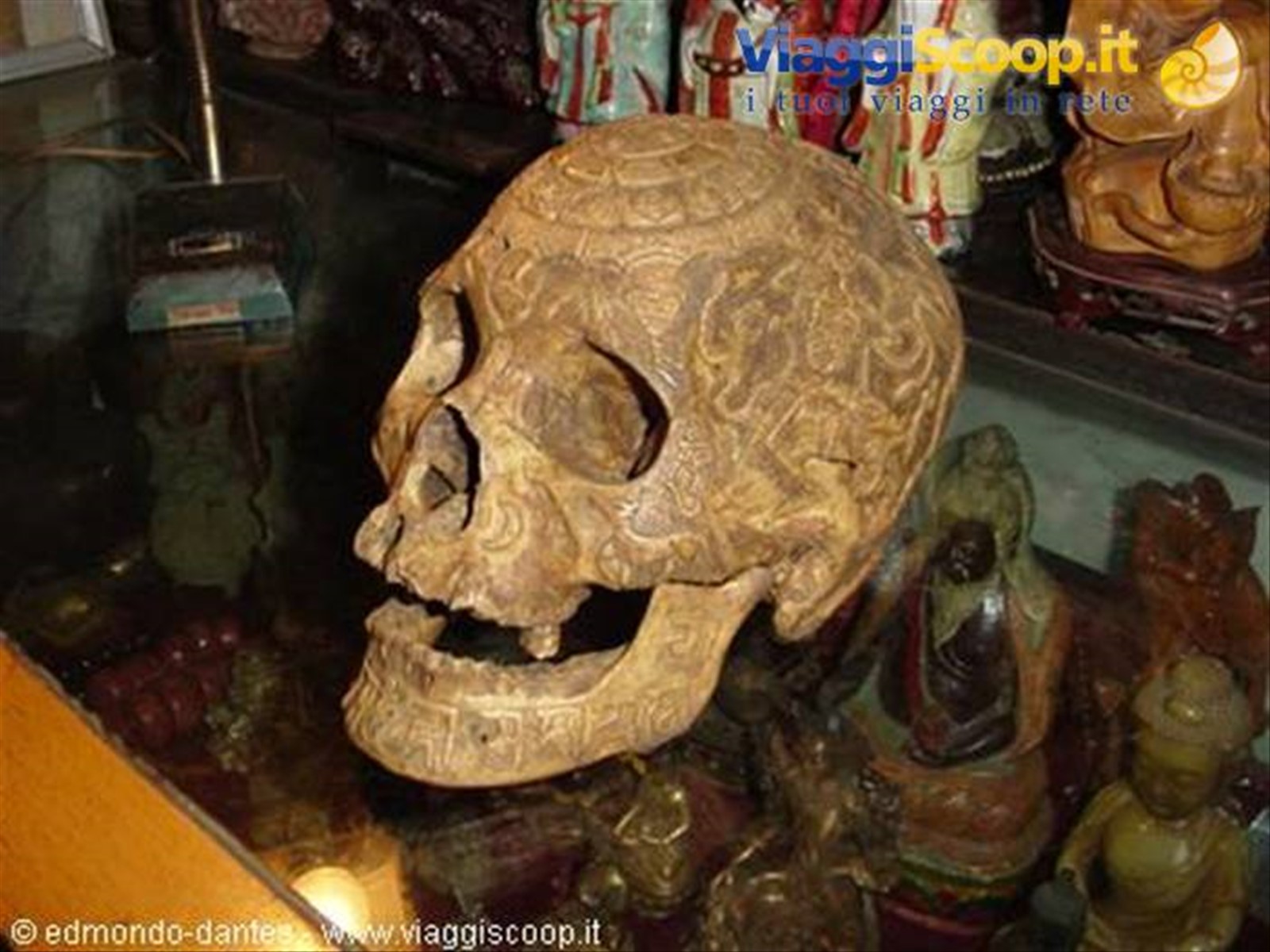 Cranio cesellato di monaco tibetano, in vendita in un negozio cinese di antiquariato