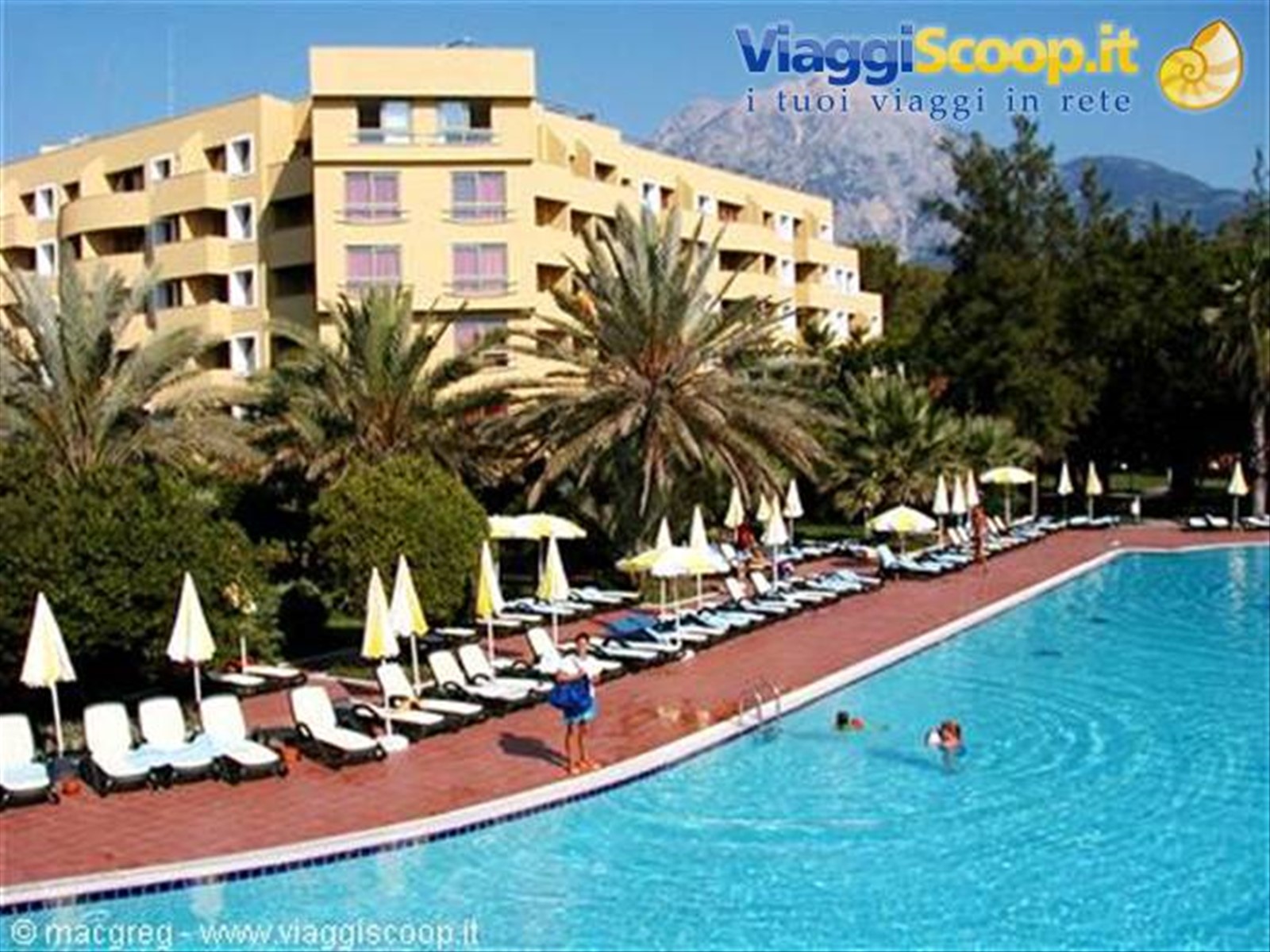 Panoramica della piscina e del corpo centrale