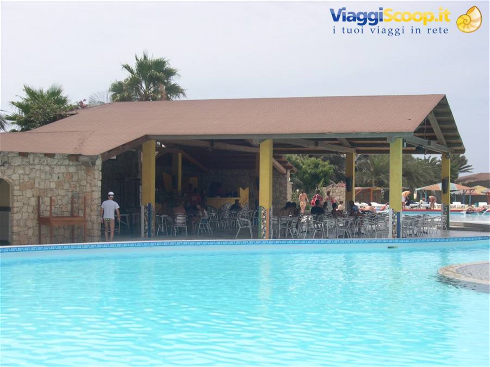 piscina e bar del villaggio