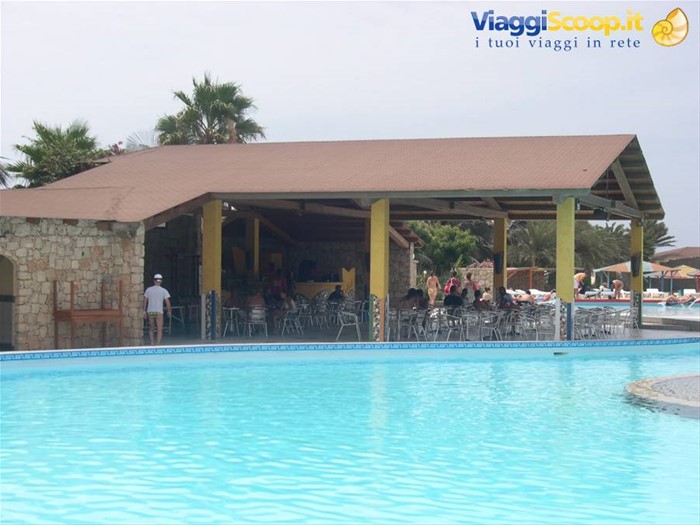 piscina e bar del villaggio