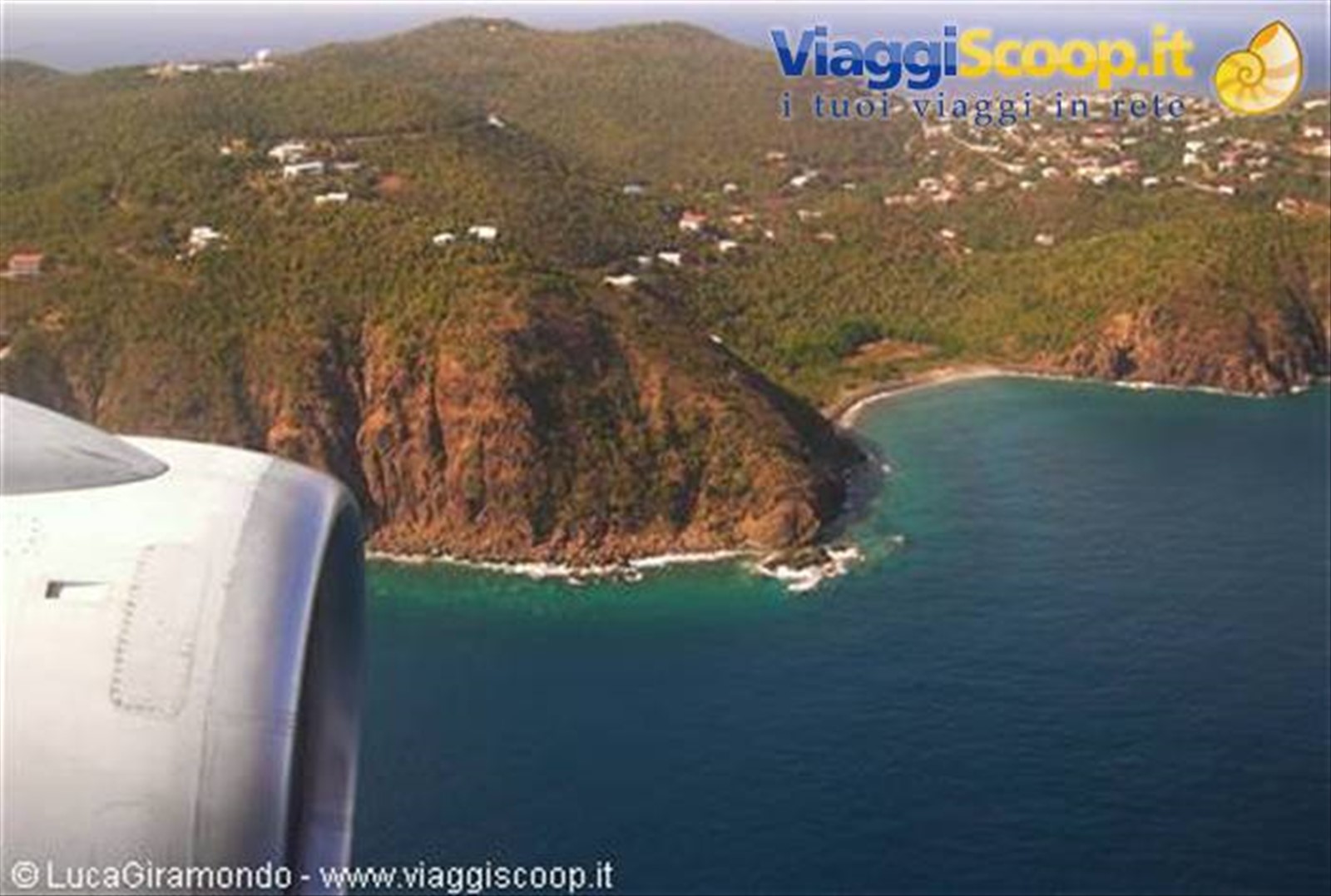 Dai finestrini dell'aereo ecco St. Thomas