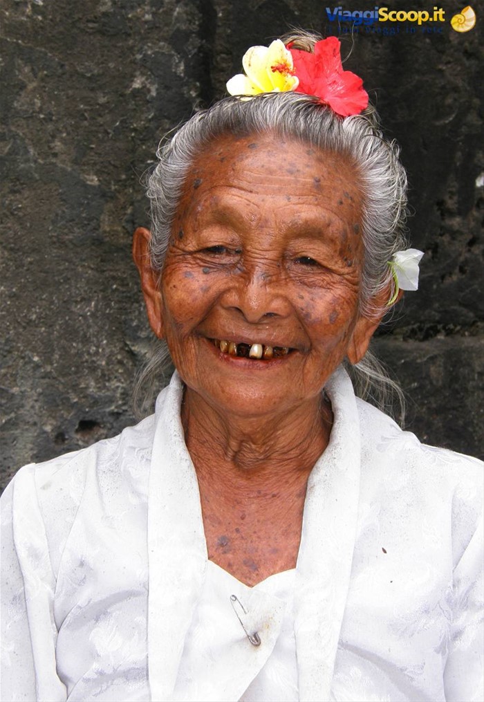 Anziana balinese a Yeh Pulu