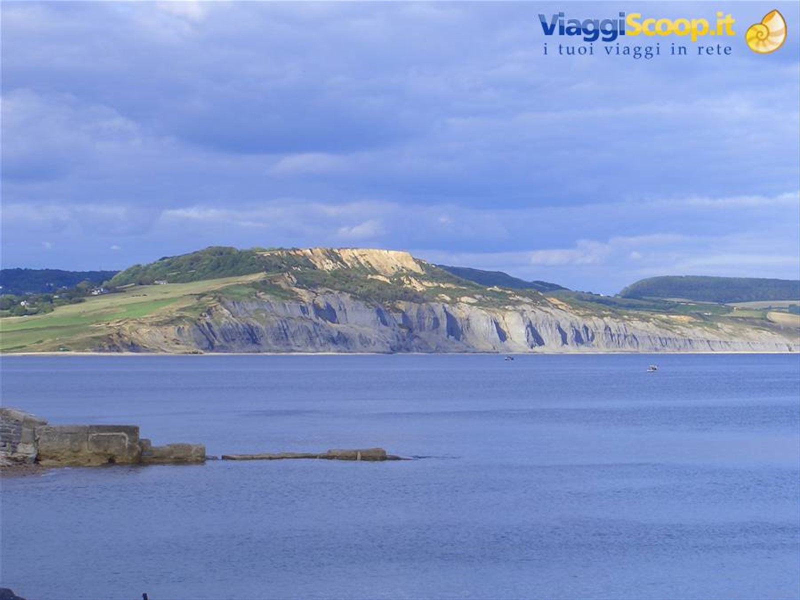 Vista dal lungo mare a Lyme Regis