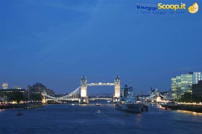 TOWER BRIDGE BY NIGHT