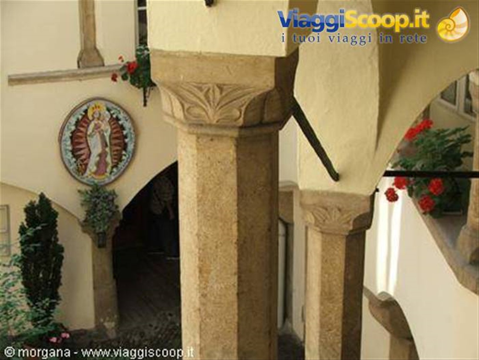 Lo stemma all'interno del cortile