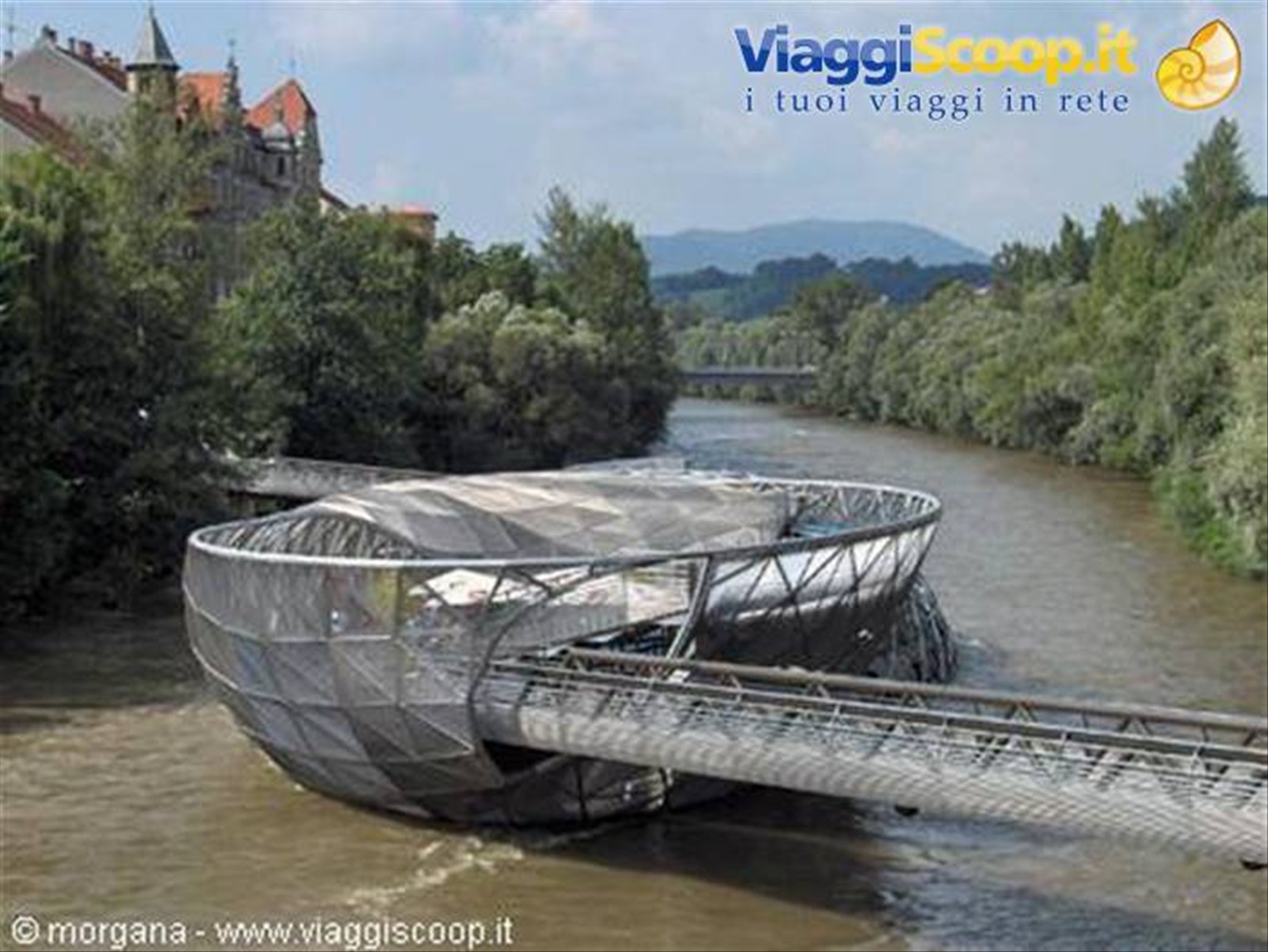 Graz "Murinsel" - Isola sul fiume Mur". Nel suo interno si trovano una caffetteria ed un anfiteatro.