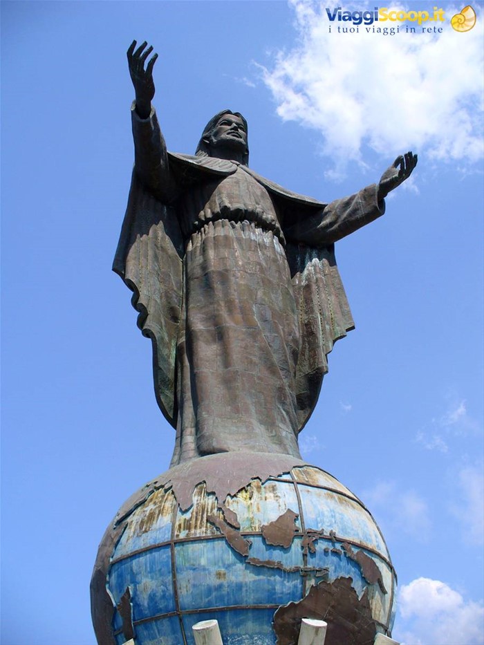 la statua di Cristo Rei che domina l' ingresso della baia di Dili
