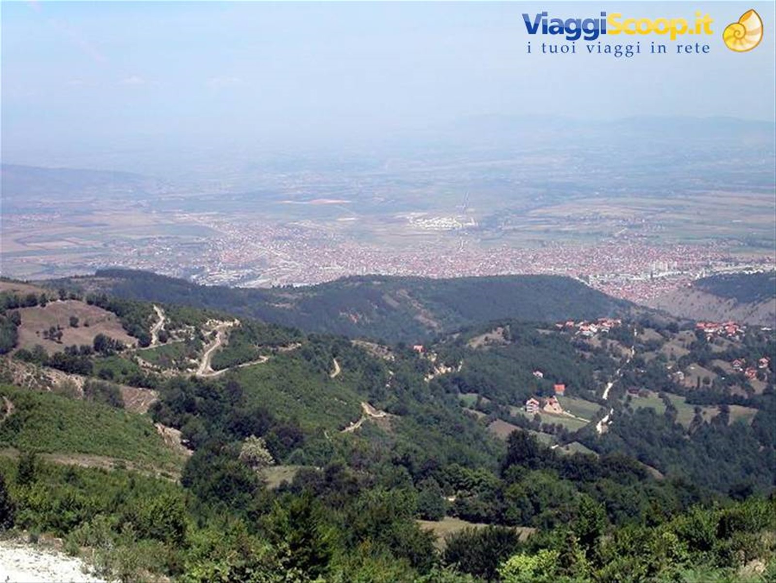 Pristina dalle colline circostanti