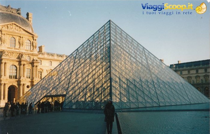 la Piramide del Louvre