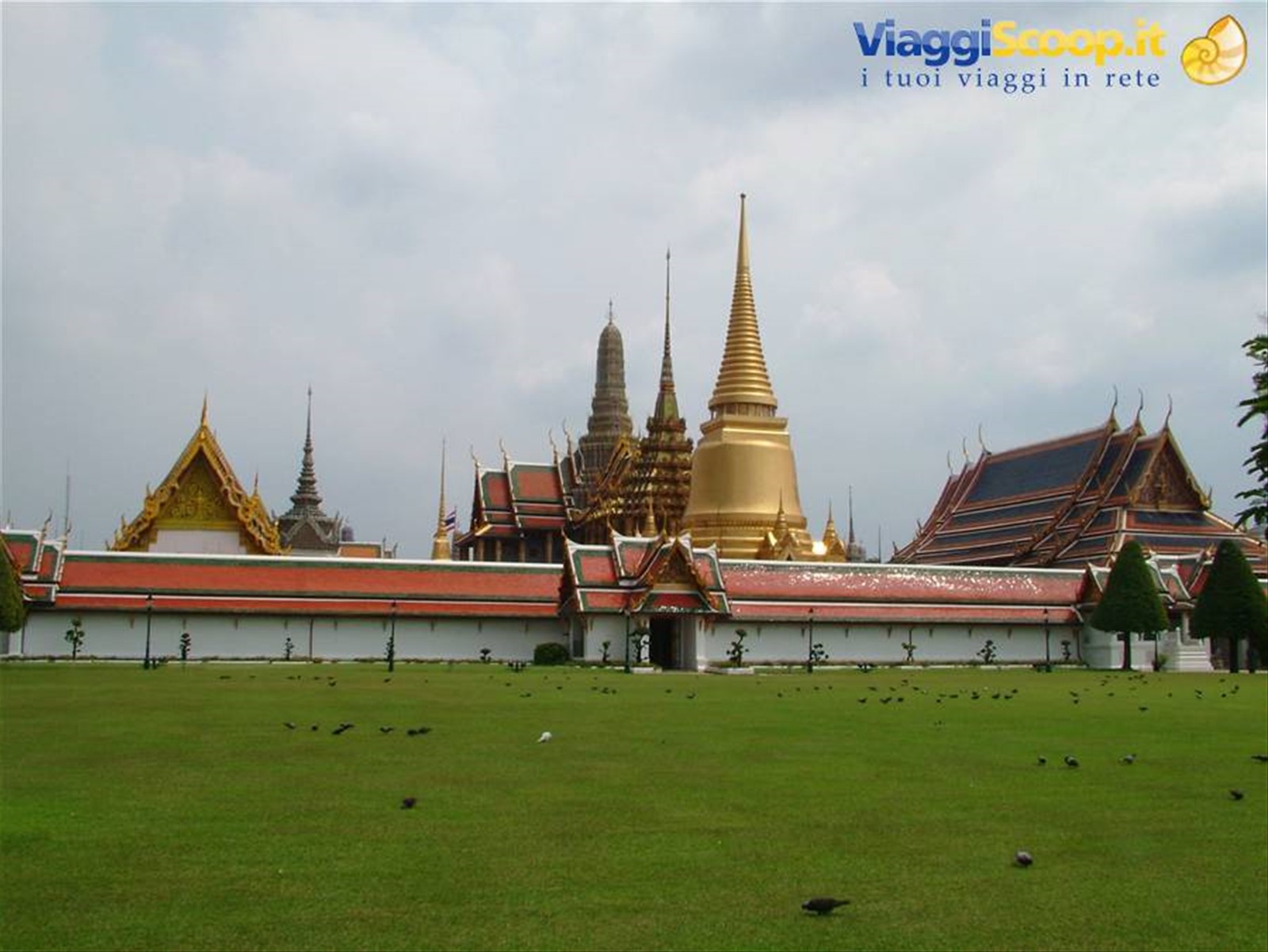 il Wat Phra Kaeo visto da Sanam Luang