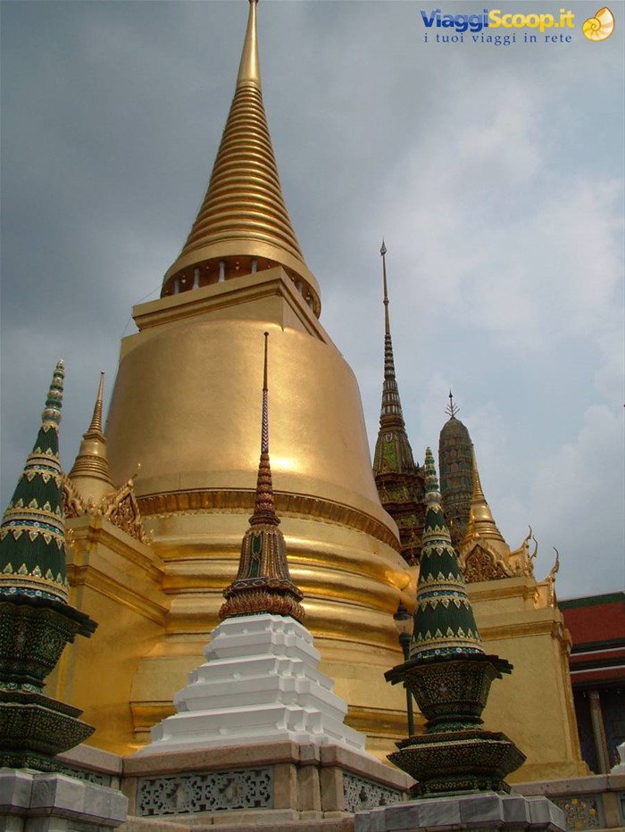 la cupola d'oro del Phra Si Rattana Chedi